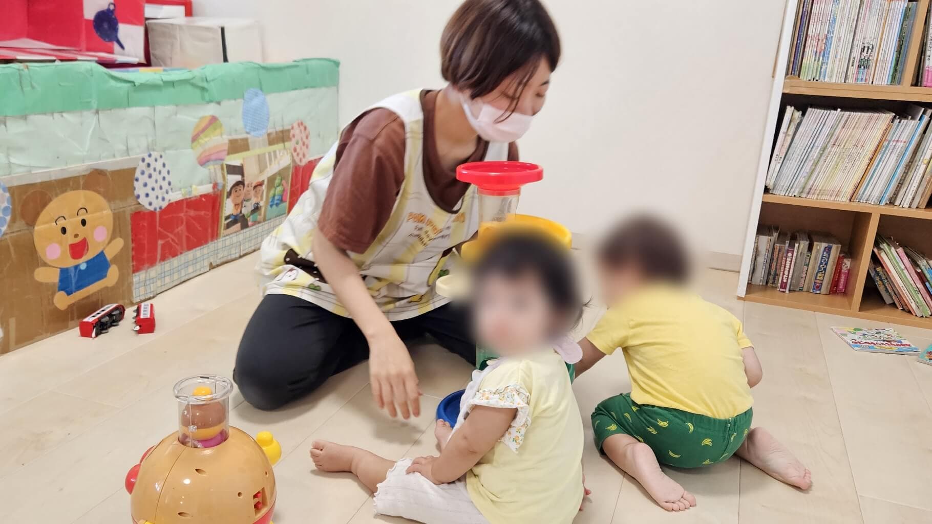 保育所で遊ぶ子供たちの写真