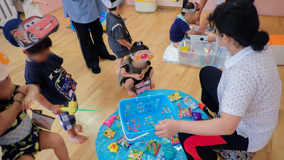 保育所の夏の遊びの写真